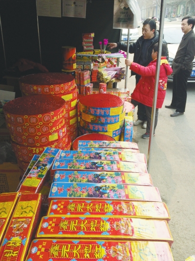 一家鞭炮攤兒前，只有少數(shù)人駐足購買。