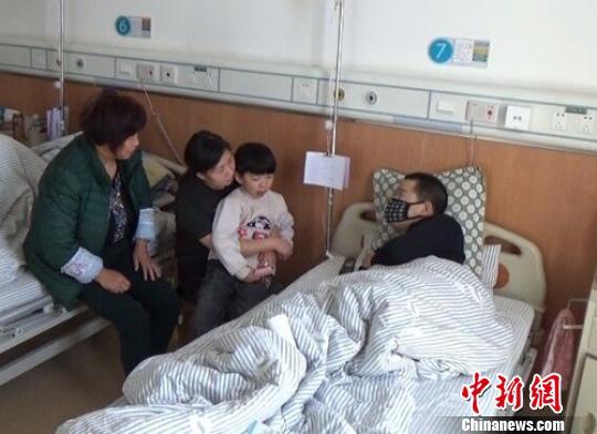 　一家4口在病房里團聚過年。