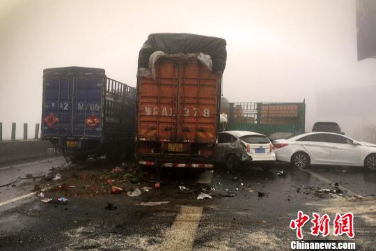 圖為21日，京港澳高速河南段21輛汽車發(fā)生連環(huán)相撞事故現(xiàn)場(chǎng)?！」啤z