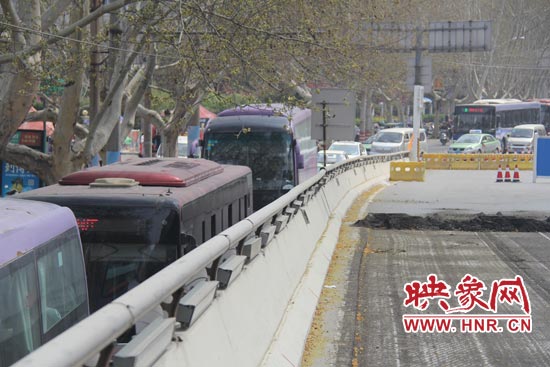 上下橋口圍擋處道路擁堵。