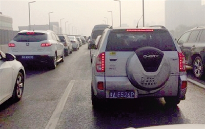 早高峰隴海高架橋從秦嶺路開始，一直向東都已經(jīng)堵成停車場(chǎng)了。 直播369 圖