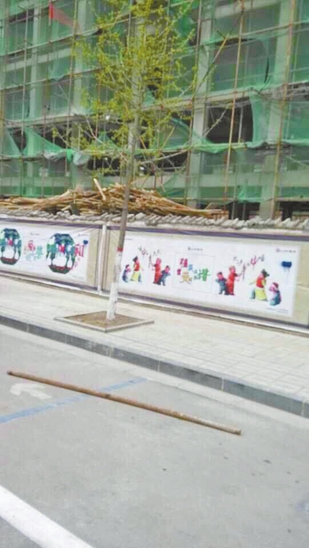 事發(fā)現(xiàn)場，奪命的鋼管還在地上。