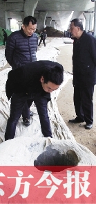 出事后，窨井僅被蓋上了一層布