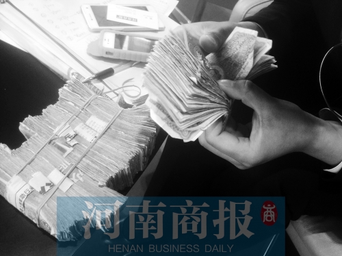 一名店員點(diǎn)了快一個(gè)小時(shí)，只點(diǎn)了一小部分零錢