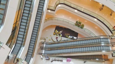 記者趕到現(xiàn)場(chǎng)時(shí)看到，墜樓女子面部朝下，上身穿粉紅色長(zhǎng)袖上衣，下身穿黑色長(zhǎng)褲，腳上沒(méi)有鞋。