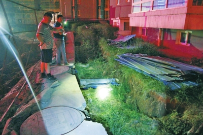 塌方、移位地點距離大樓主體近之又近