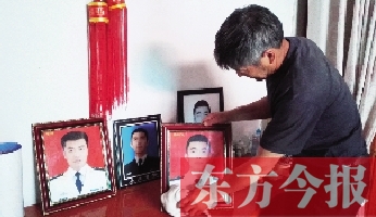 沉浸在悲痛之中的魯有海，擦拭著孩子的遺照