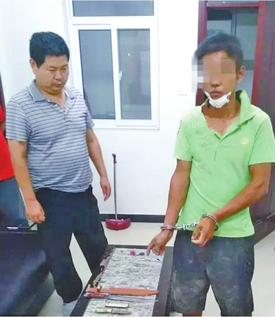 犯罪嫌疑人張某某（右）被抓時，挎包中被搜出兩把長約30厘米的尖刀