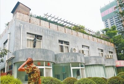 一樓是公廁，綠化后的樓頂開了個(gè)露天燒烤攤