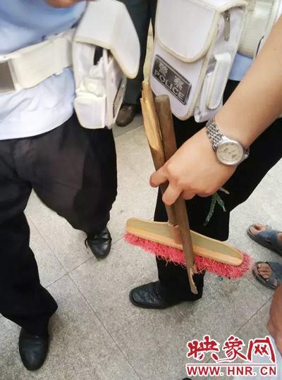 老太從環(huán)衛(wèi)工手中奪過(guò)掃帚，用腳踩斷，用力向環(huán)衛(wèi)工人的手上和腿上敲去。