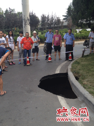 市民調(diào)侃這次塌陷難道是天太熱？