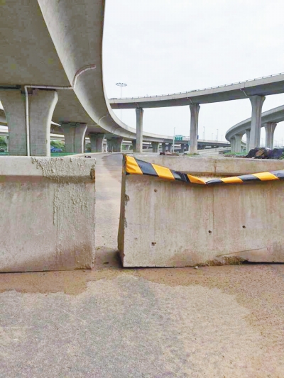  京廣快速路北延地面道路北三環(huán)入口處，一排石墩擋道，不讓入內(nèi)。