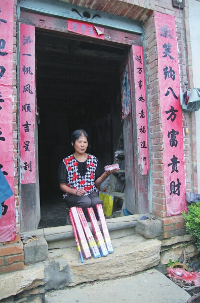 村民楊女士買來(lái)閃光雷、爆竹防衛(wèi)