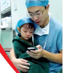 對于網友的點贊，石醫(yī)生說，是孩子太可愛了，所以照片才得到這么多贊美。圖片來自網絡。