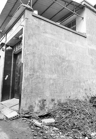 李曉陽跳下來的位置位于家里的二樓平臺上，距離地面五六米高。