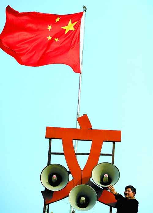 11月15日，新蔡縣磚店鎮(zhèn)黨員劉新峰在村口架起三個(gè)大喇叭，向群眾及時(shí)宣傳十八大精神。