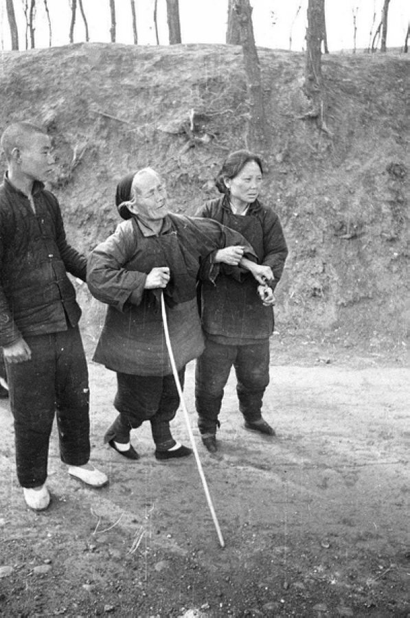 災(zāi)民，看到左側(cè)年輕人的白鞋，應(yīng)該是剛死去親人