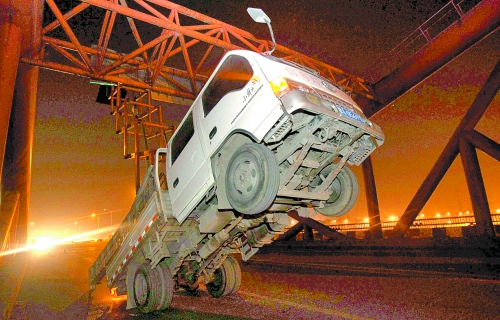 　車(chē)上升降機(jī)的工作臺(tái)被卡，車(chē)身前部高高翹起。