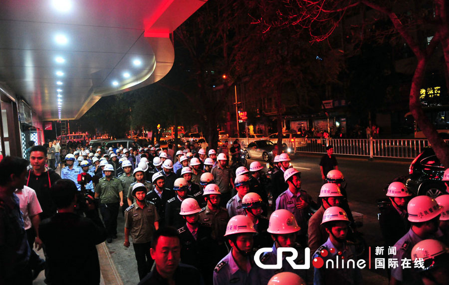 2012年12月26日晚，海南省三亞市，三亞市綜合行政執(zhí)法局河西大隊近百名城管上街執(zhí)法。