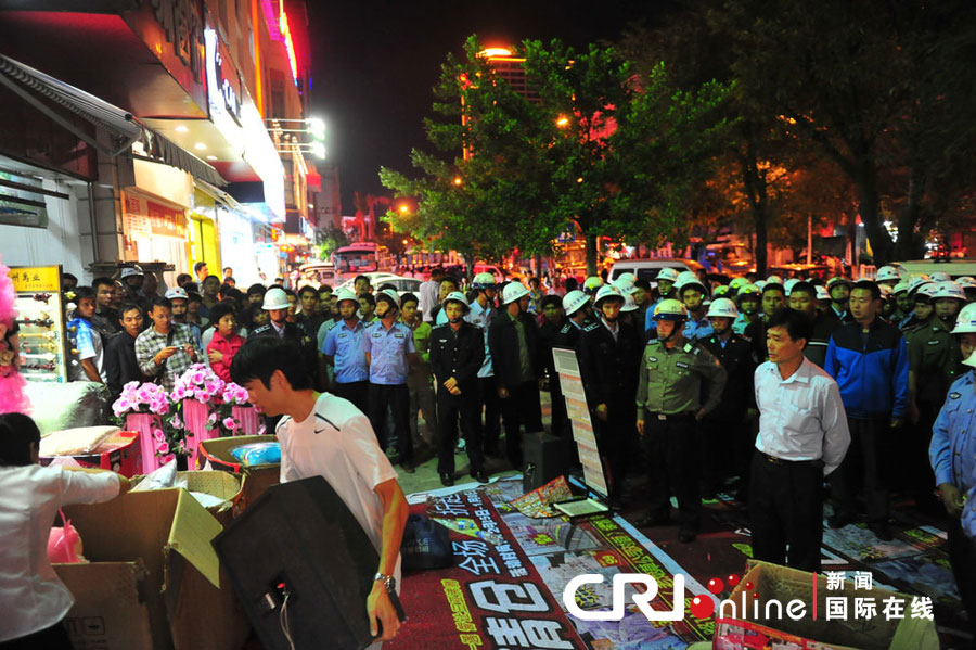 　2012年12月26日晚，海南省三亞市，三亞市綜合行政執(zhí)法局河西大隊近百名城管上街執(zhí)法。