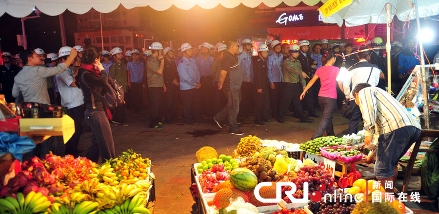 2012年12月26日晚，海南省三亞市，三亞市綜合行政執(zhí)法局河西大隊近百名城管上街執(zhí)法。