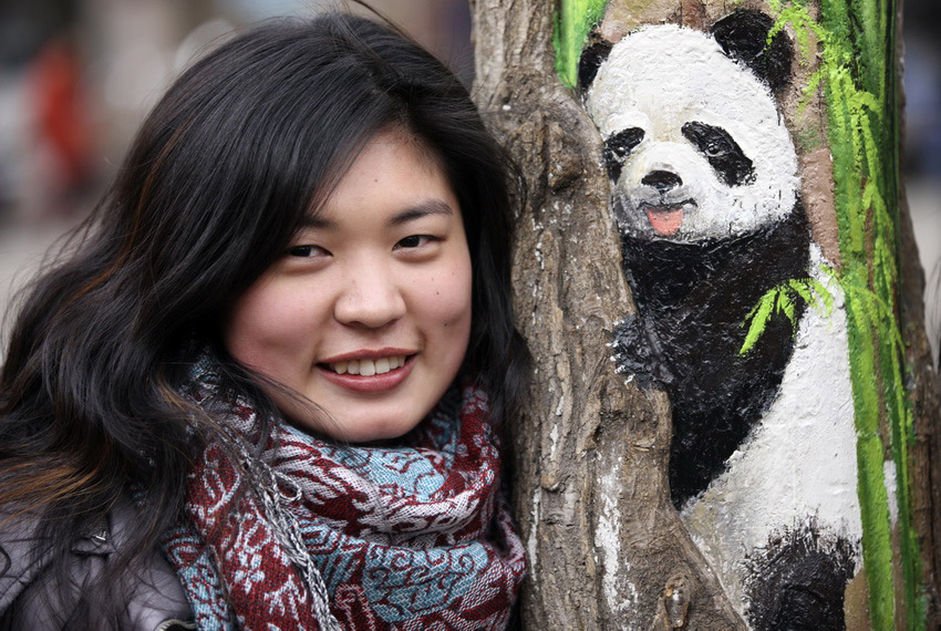 　3月1日，在河北省石家莊市九中街，王月與她的“樹洞畫”作品拍攝合影。