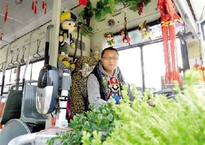 米奇、中國結(jié)、流氓兔、綠色植物、各種表情的小豬裝扮車廂