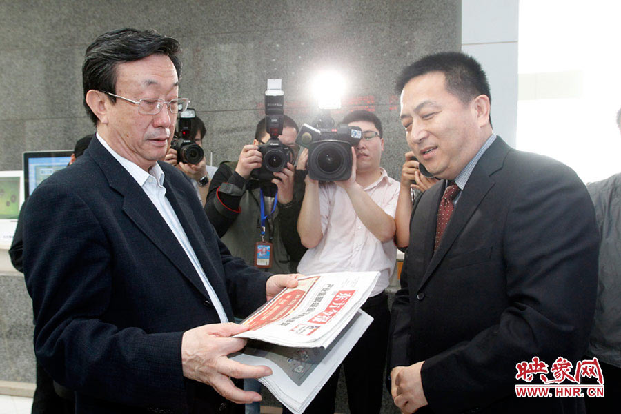 東方今報(bào)報(bào)社社長趙國平向河南省委書記、省人大常委會(huì)主任郭庚茂匯報(bào)東方今報(bào)的內(nèi)容、發(fā)行等情況 東方今報(bào)