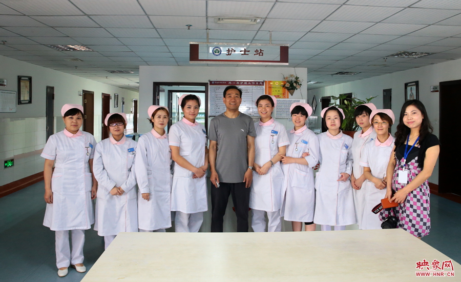護士們得知采訪的記者是來自河南，非要一起合影留念