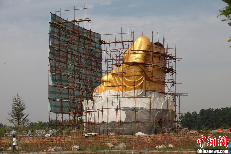 圖為被拆掉頭的雕塑。王友 攝