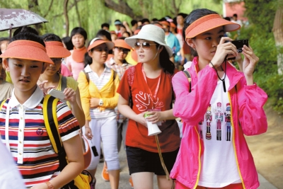 未名湖畔，游人紛紛拍照留念。