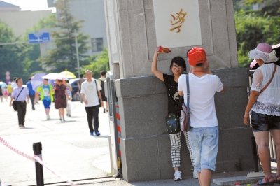 不愿排隊等待的游客只在門前留影。