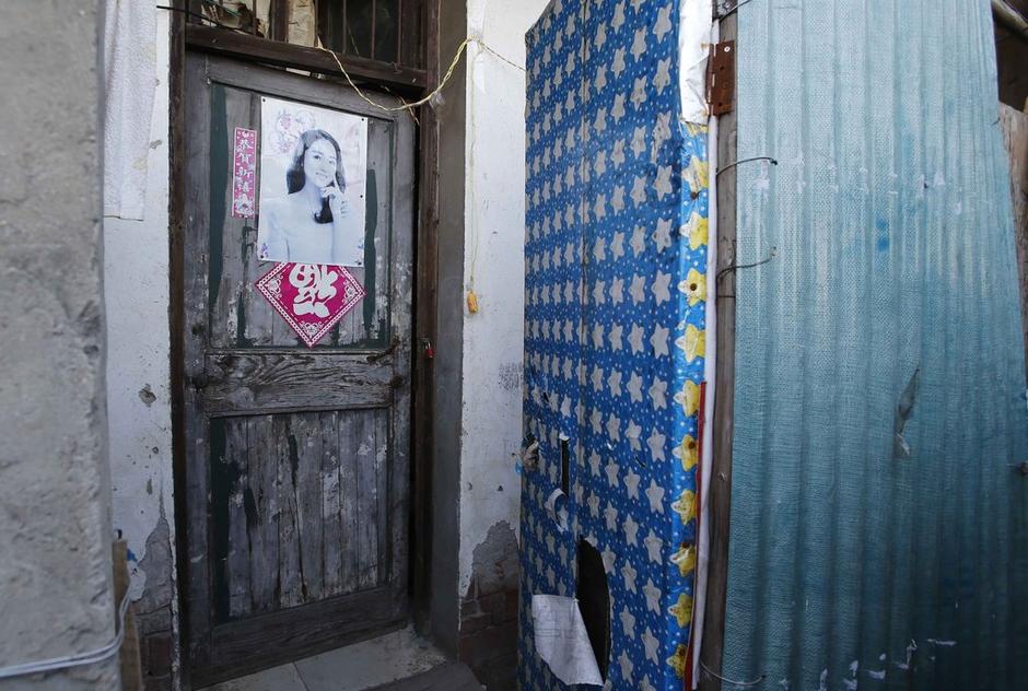 36歲的河南信陽打工者陳小龍?jiān)谶@里租了一間屋子住，2012年底開始，他偷偷在出租屋里挖地窖。