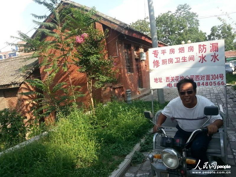 圖為縣委大院依然沒(méi)有配備專職保安，群眾可以隨意進(jìn)入。圖片來(lái)源：人民網(wǎng)