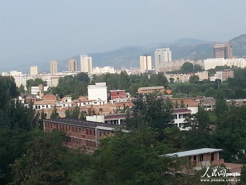 圖為盧氏縣委的土坯辦公房在高樓林立的縣城很不起眼。圖片來(lái)源：人民網(wǎng)