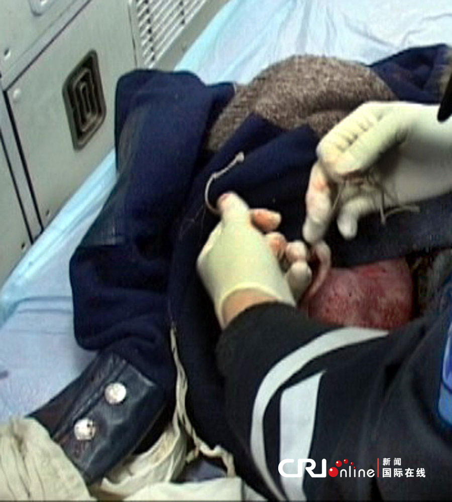 南京一女子當(dāng)街產(chǎn)嬰 隨后棄子離開 南京一女子當(dāng)街產(chǎn)嬰 隨后棄子離開