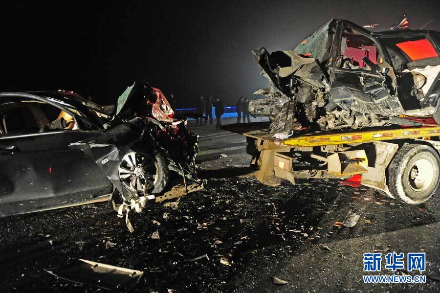 2013年1月9日，合肥，事故現(xiàn)場，兩輛受損車輛已經(jīng)全部變形