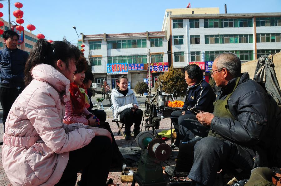 （中國網(wǎng)事·感動2013·圖文互動）（2）“半價鞋匠”27年不間斷微助貧寒學(xué)子