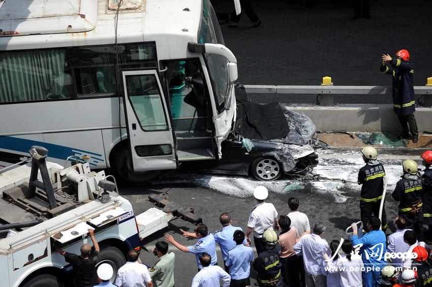 北京大客車追尾碾壓奧迪司機(jī)被困車中。