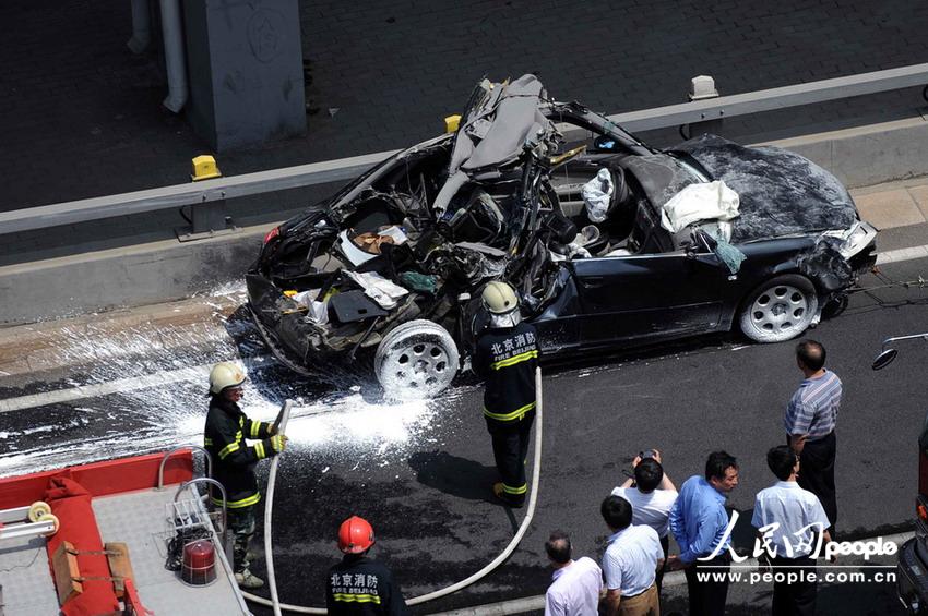 北京大客車追尾碾壓奧迪司機(jī)被困車中。