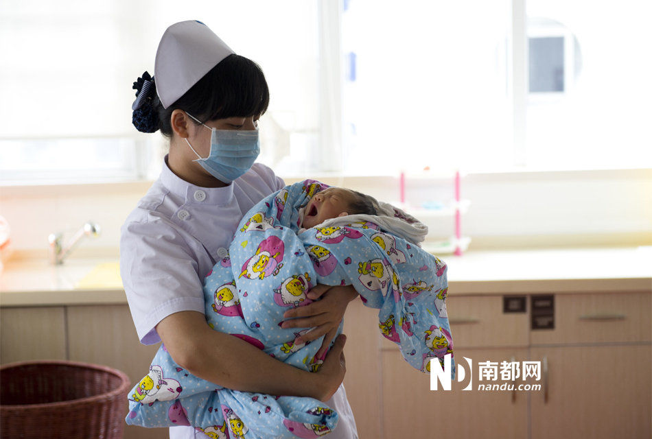 新生男嬰頭腳對折被棄公廁 新生男嬰頭腳對折被棄公廁