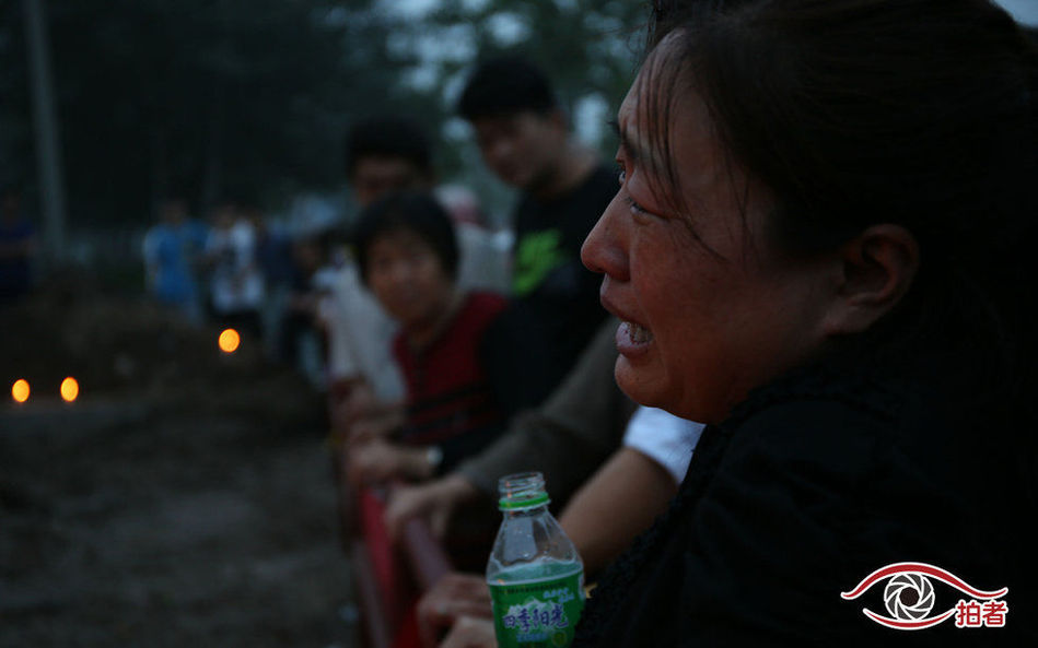 一女生高考途中墜排水溝 一女生高考途中墜排水溝