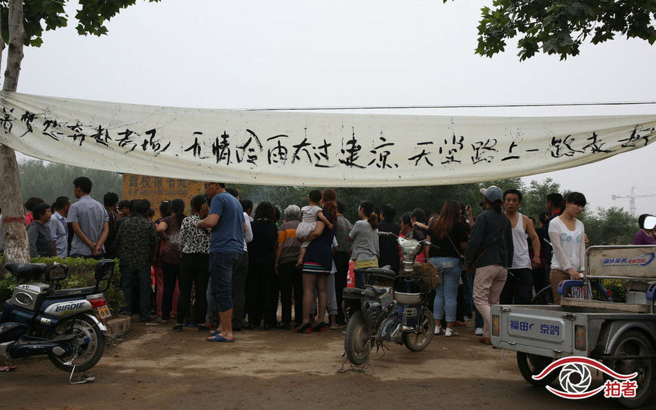 一女生高考途中墜排水溝 一女生高考途中墜排水溝