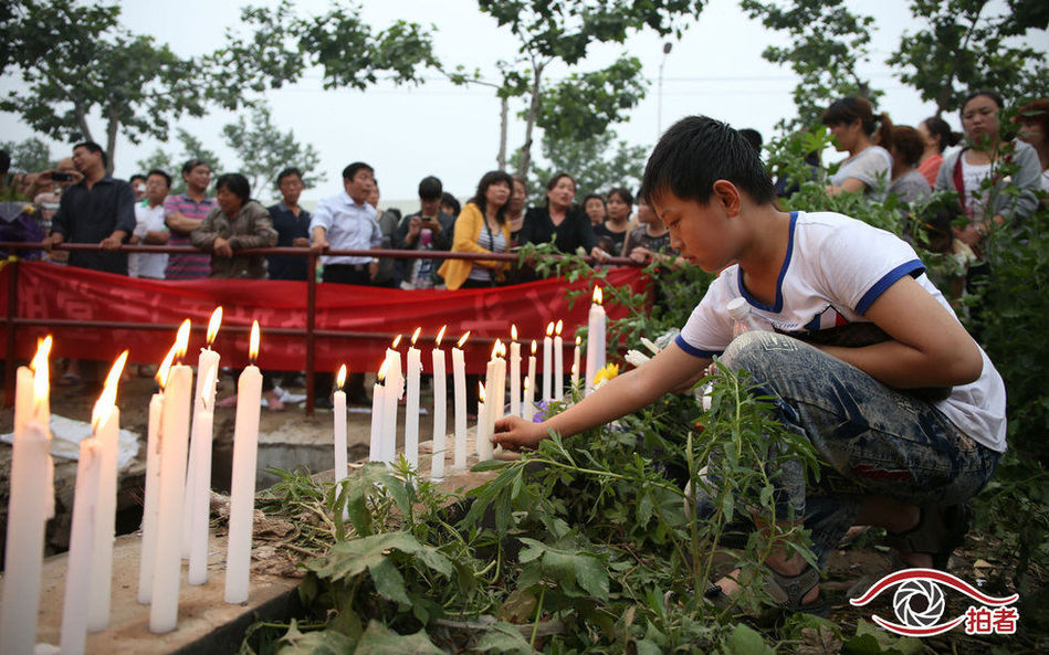 一女生高考途中墜排水溝 一女生高考途中墜排水溝