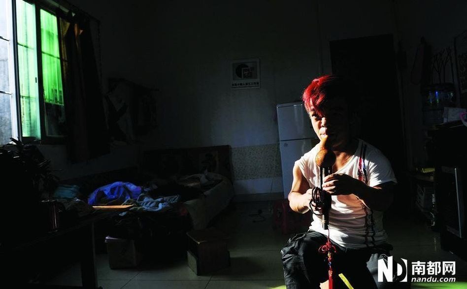 東莞小矮人藝術(shù)家:沒女友成最大困惑 東莞小矮人藝術(shù)家:沒女友成最大困惑