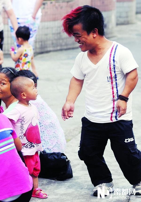 東莞小矮人藝術(shù)家:沒女友成最大困惑 東莞小矮人藝術(shù)家:沒女友成最大困惑