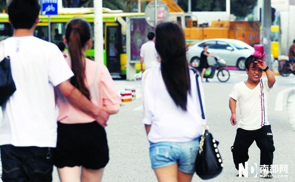 東莞小矮人藝術(shù)家:沒女友成最大困惑 東莞小矮人藝術(shù)家:沒女友成最大困惑