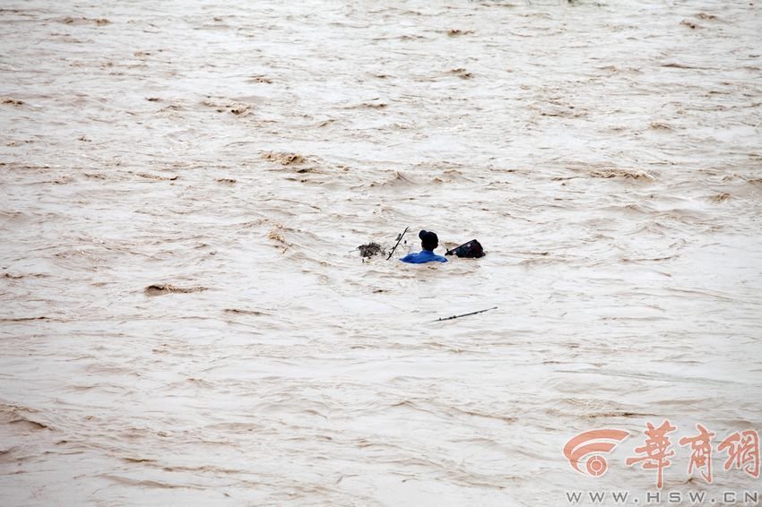 消防官兵試圖將救援的繩索扔到河中央，然而嘗試幾次都失敗。此時，河水已經(jīng)淹沒到四周，男子在一平方米的“