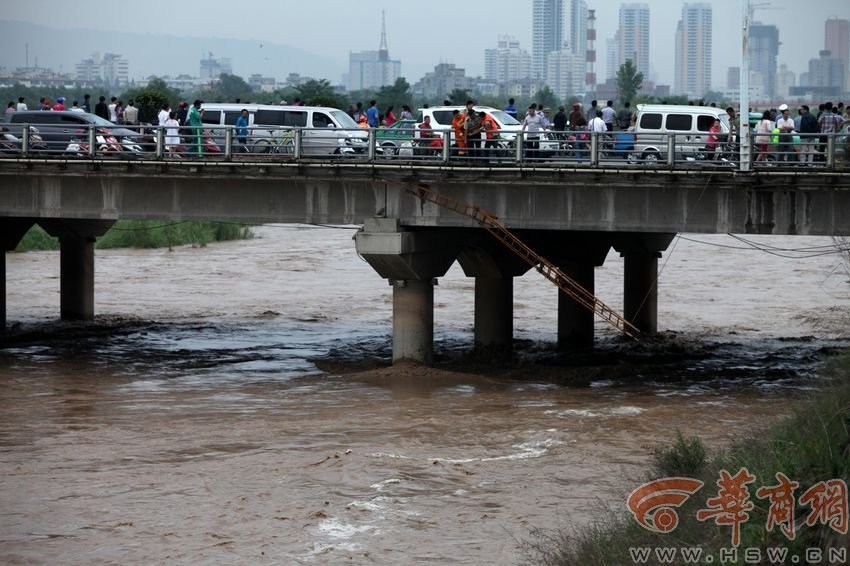 男子被洪水沖走。