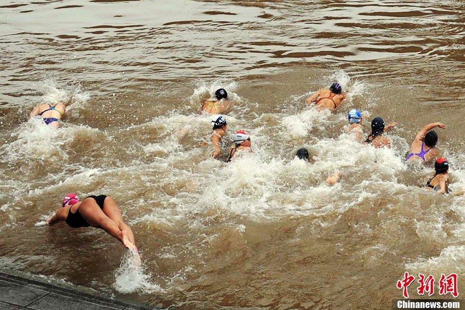 圖為參加搶渡賽的女選手們劈波斬浪。中新社發(fā) 張暢 攝